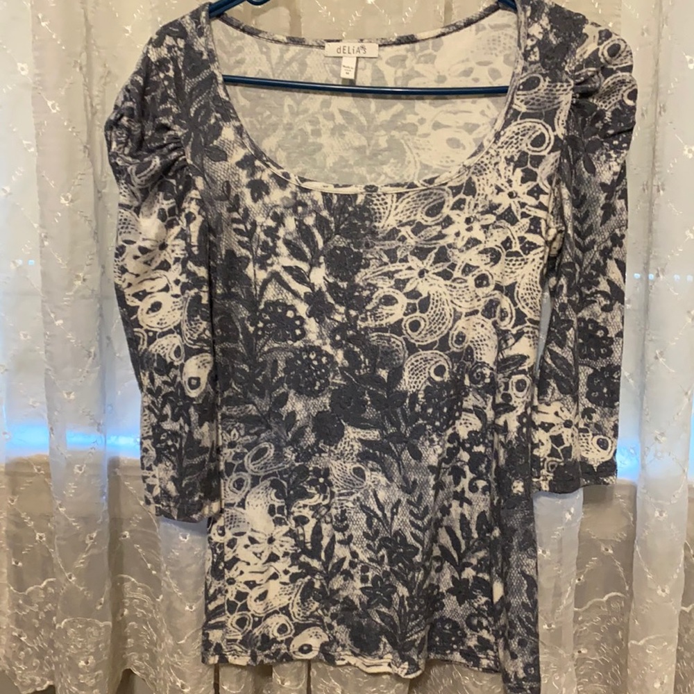Delia’s 3/4 length blouse/top